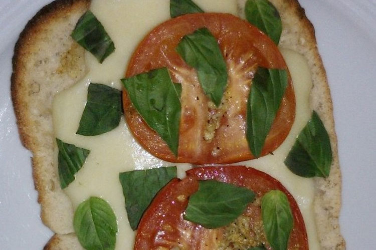 Rezept: Ciabatta-Pizzen mit heissen Tomaten, Mozzarella und Rucola